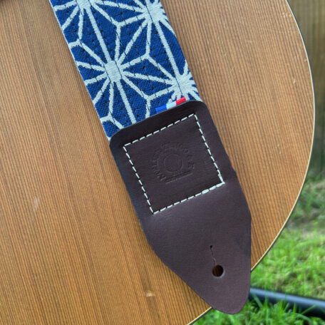 Logo sur fixation cuir sangle de guitare jacquard bleu étoilé atelier tango&k