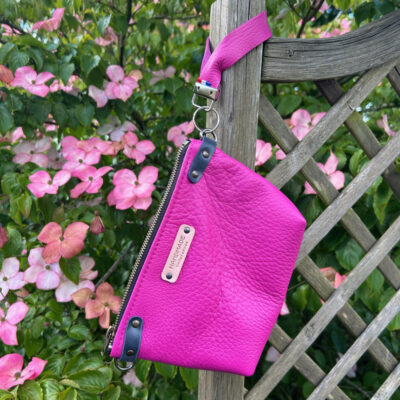 Sac minimaliste cuir fuschia port au poignet atelier tango&k