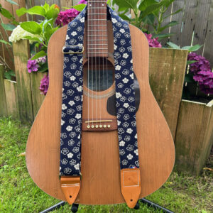 Sangle de guitare indigo fleurs de sakura atelier tango&k