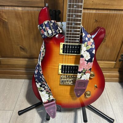 sangle de guitare marine satinée fleurie atelier tango&k