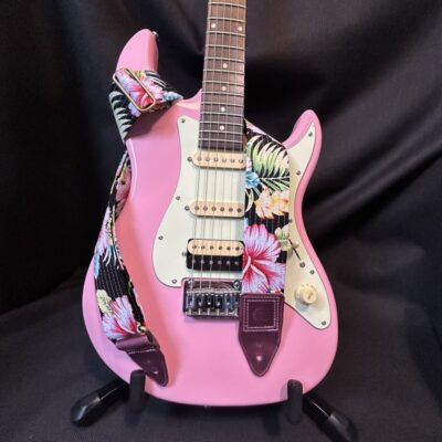 Sangle hawaïenne fleurs d’hibiscus cuir aubergine surpiqûre rose atelier tango&k