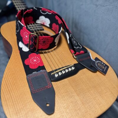 Sangle de guitare faite à la main en tissu japonais et cuir modèle Hana Kuro atelier tango&k (10)