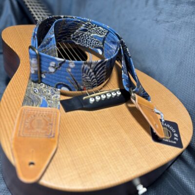 Sangle de guitare faite à la main en tissu japonais et cuir modèle Ryūtsuru bleue atelier tango&k (2)