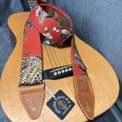 Sangle de guitare faite à la main en tissu japonais et cuir modèle Ryūtsuru rouge atelier tango&k (10)
