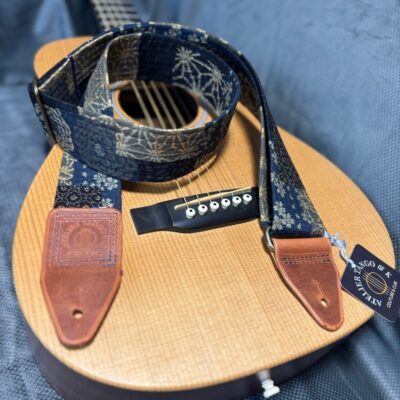 Sangle de guitare faite à la main en tissu japonais et cuir modèle aomi atelier tango&k (2)