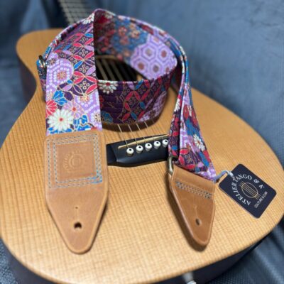 Sangle de guitare faite à la main en tissu japonais et cuir modèle hananiome atelier tango&k (4)
