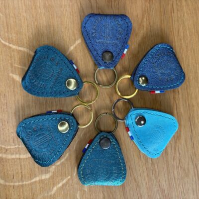 Porte mediator cuir fantaisie bleu ou vert brillant ou turquoise atelier Tango&k (2)