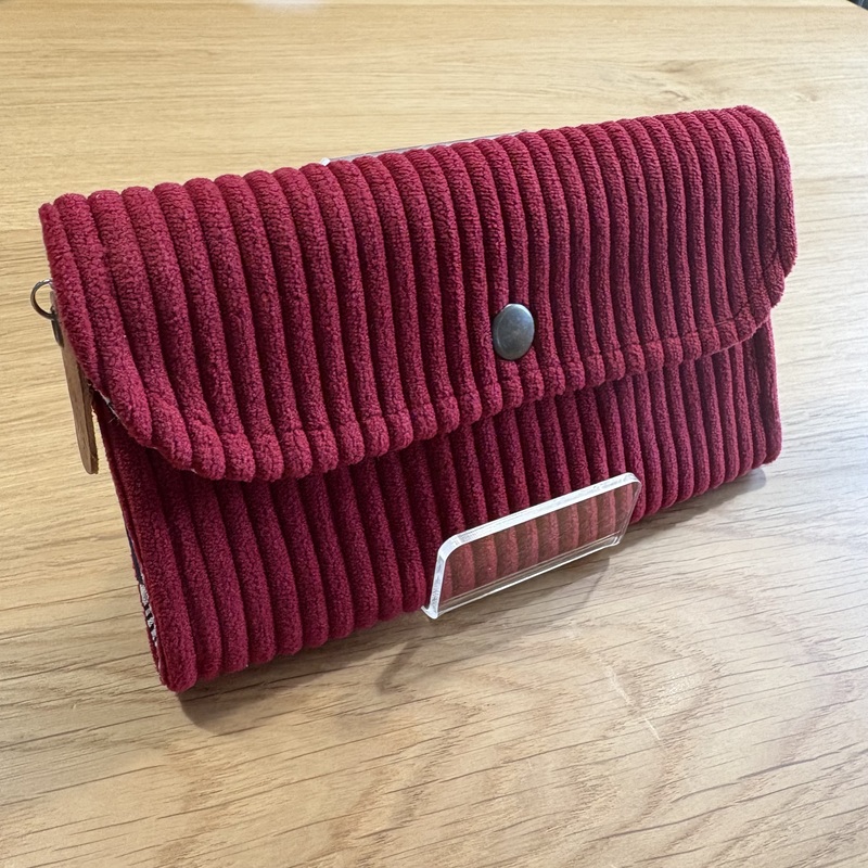 Portefeuille compact velours côtelé huggy rouge atelier tango&k (1)