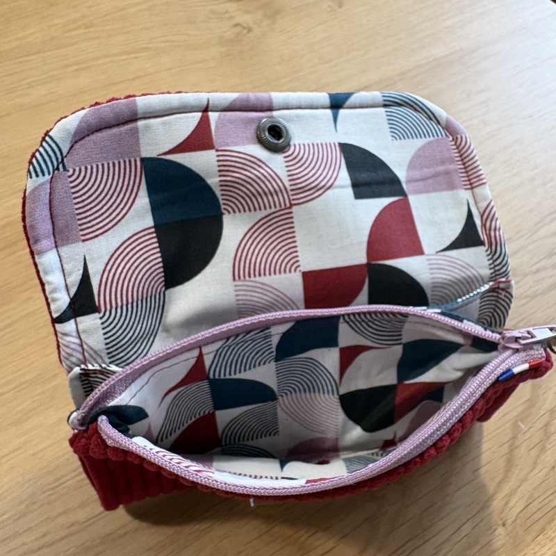 Portefeuille compact velours côtelé huggy rouge atelier tango&k (3)