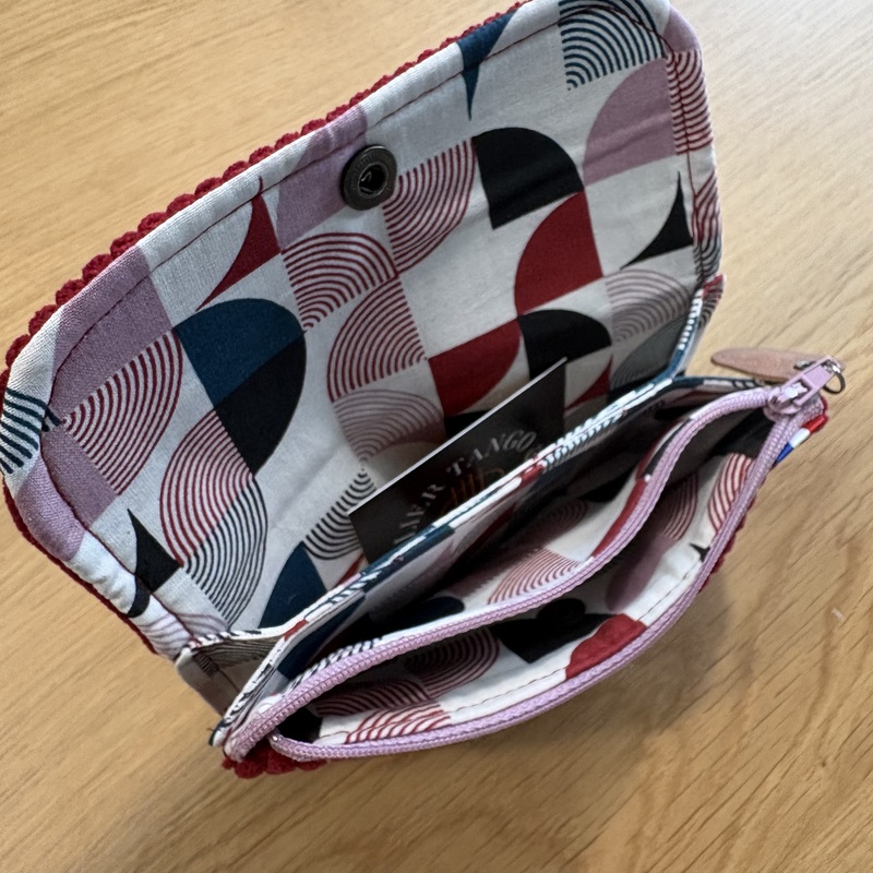 Portefeuille compact velours côtelé huggy rouge atelier tango&k (4)