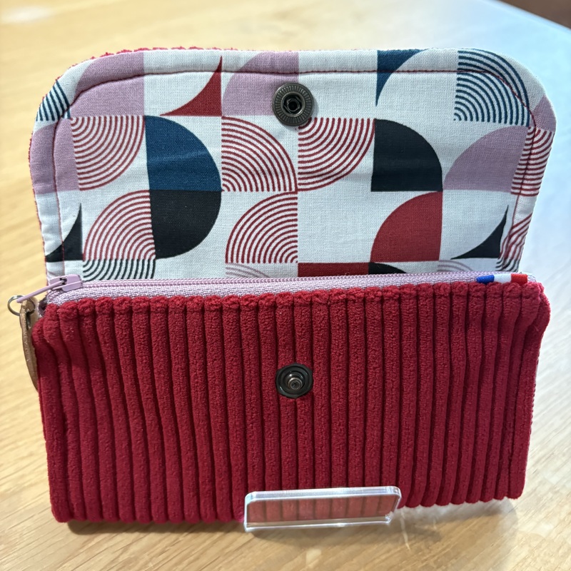 Portefeuille compact velours côtelé huggy rouge atelier tango&k (5)