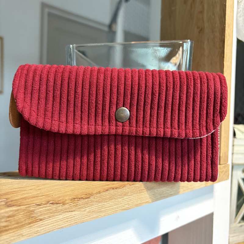 Portefeuille compact velours côtelé huggy rouge atelier tango&k (6)