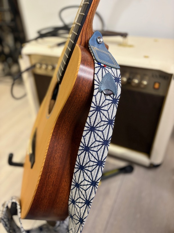 sangle guitare tissu japonais et porte mediator intégré cuir atelier tango&k (1) sangle guitare tissu japonais et porte mediator intégré cuir atelier tango&k (1)