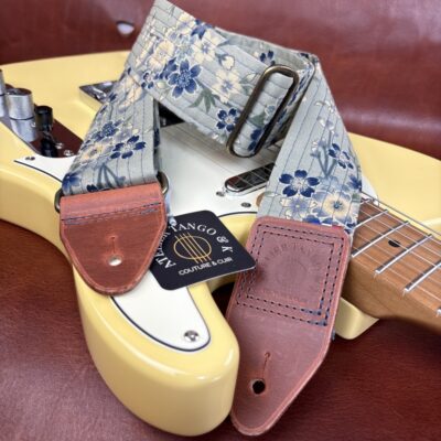 Sangle de guitare tissu japonais et cuir modèle Aoi Sakura-cerisiers bleutés atelier tango&k (1)