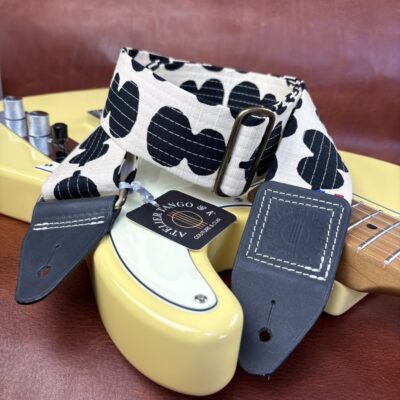 Sangle de guitare tissu japonais et cuir modèle Hyotan- calebasse porte bonheur atelier tango&k (1)