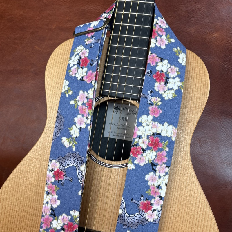 Sangle de guitare tissu japonais et cuir modèle Ryuka fleur de dragon atelier tango&k (2)
