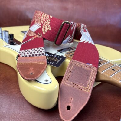 Sangle de guitare tissu japonais et cuir modèle Tsuru-les grues atelier tango&k (1)