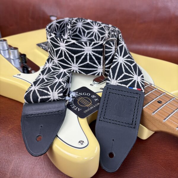 Sangle de guitare hoshizora noire et blanche bouclerie nickelée atelier tango&k (1)