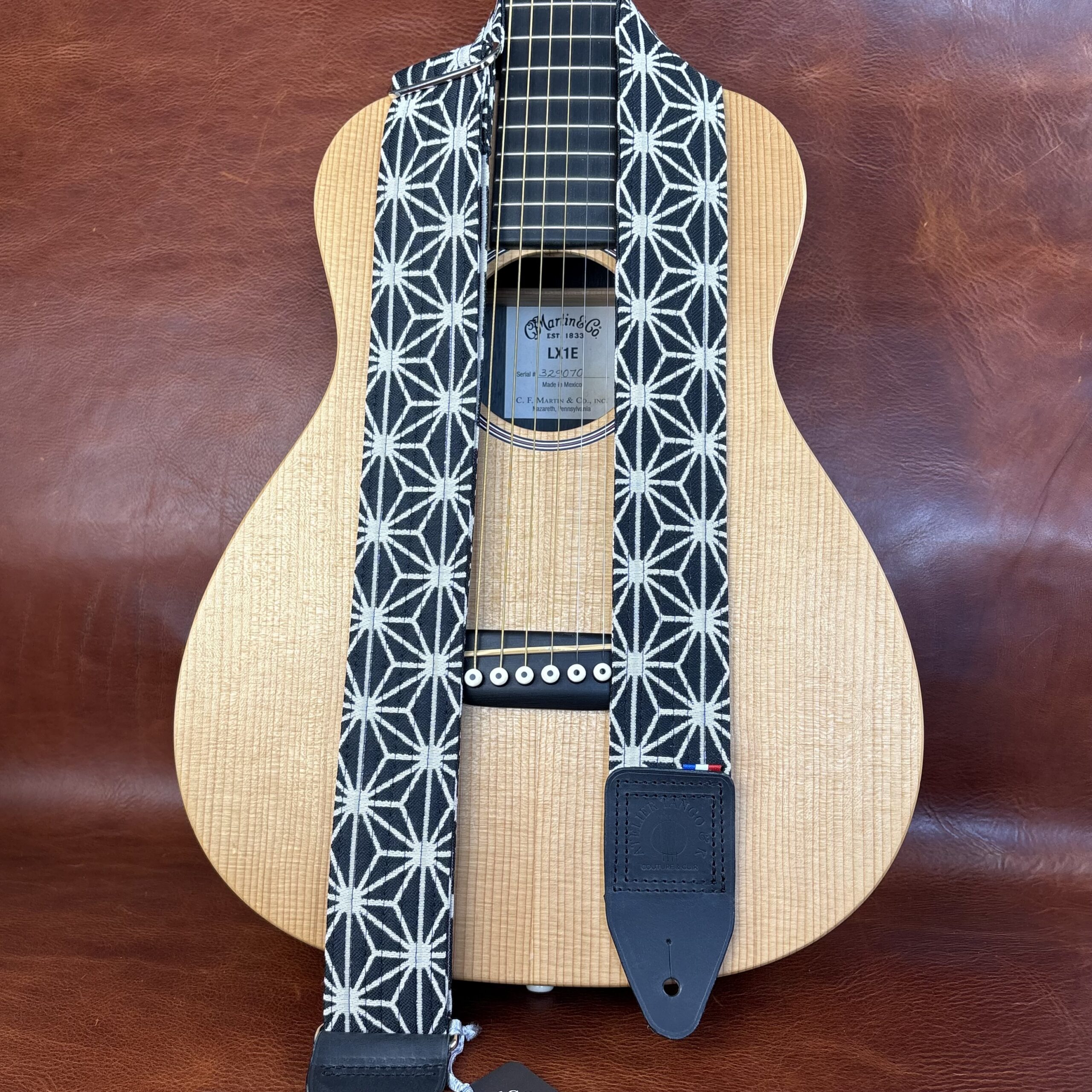 Sangle de guitare hoshizora noire et blanche bouclerie nickelée atelier tango&k (2)
