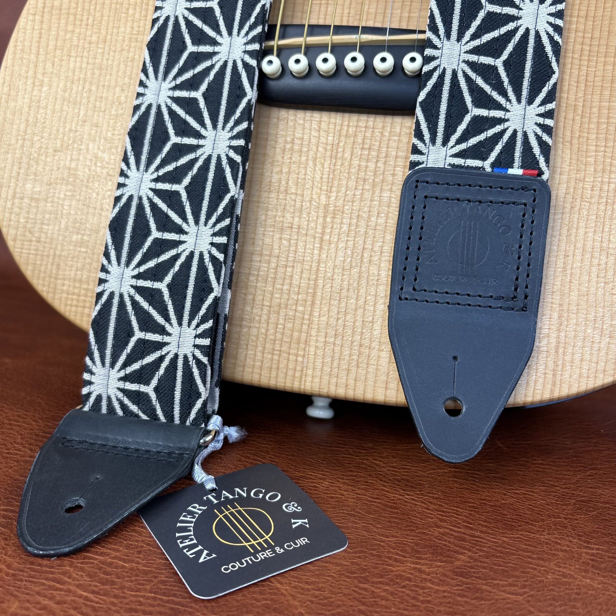 Sangle de guitare hoshizora noire et blanche bouclerie nickelée atelier tango&k (3)