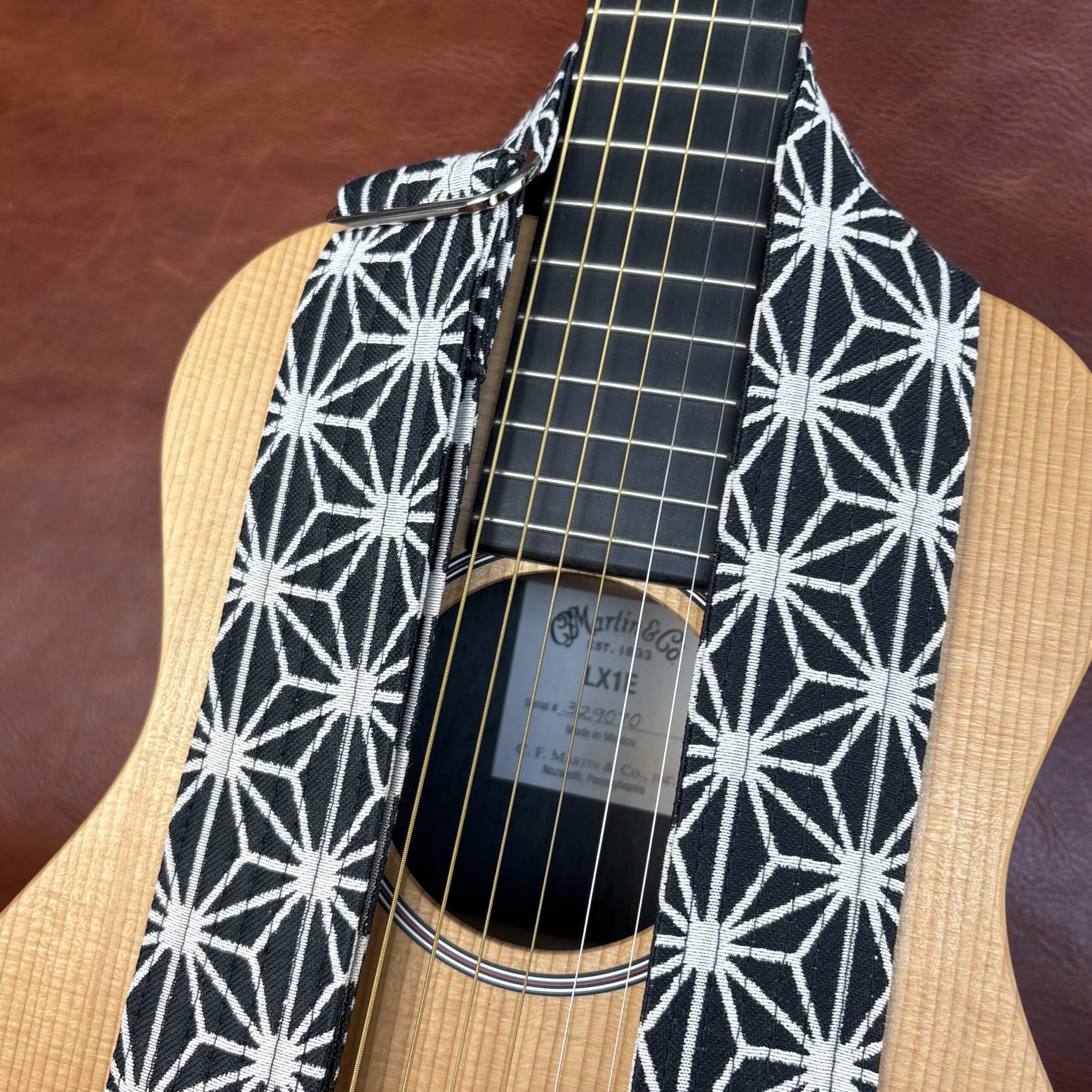 Sangle de guitare hoshizora noire et blanche bouclerie nickelée atelier tango&k (4)