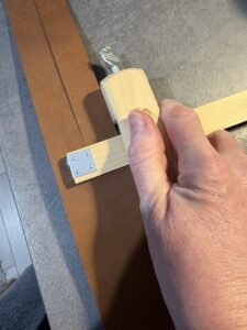 Découpage à la main du collet de cuir tannage végétal pour ceinture sur mesure atelier tango&k