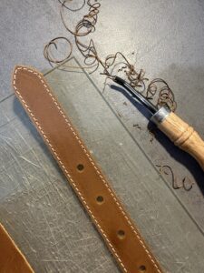 La préparation des tranches du cuir tannage végétal pour ceinture sur mesure atelier tango&k (2)