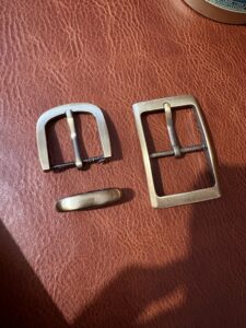 Modèles de boucles et passant métal pour ceinture sur mesure atelier tango&k