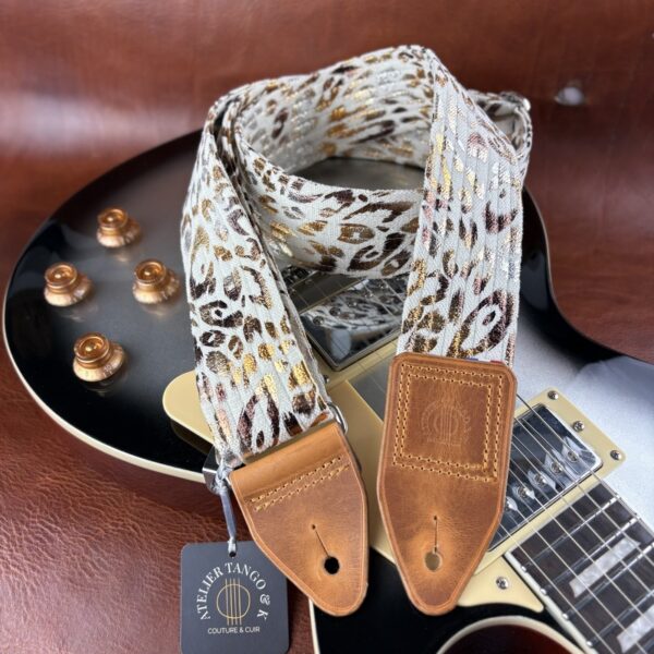 Sangle de guitare artisanale Savane dorée en tissu canva et cuir fauve atelier Tango&K pièce unique (6)