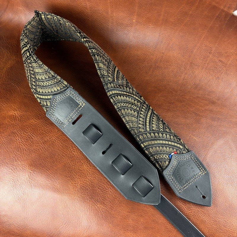 Sangle de guitare artisanale en cuir et tissu jacquard noir et or Ker'Rock atelier Tango&K (2)