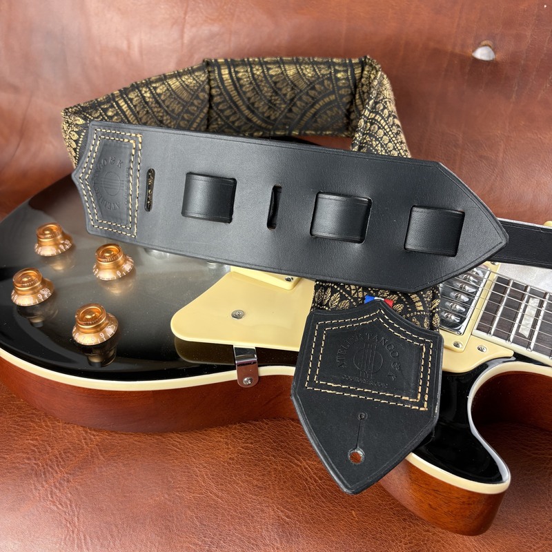 Sangle de guitare artisanale en cuir et tissu jacquard noir et or Ker'Rock atelier Tango&K (3)
