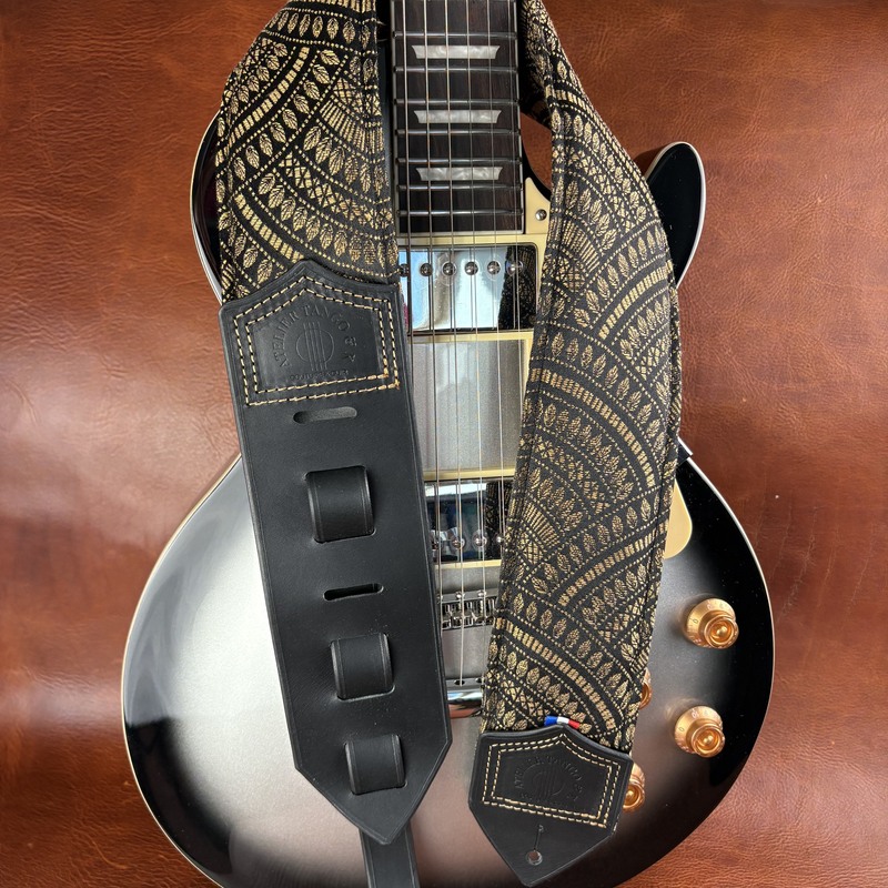Sangle de guitare artisanale en cuir et tissu jacquard noir et or Ker'Rock atelier Tango&K (4)
