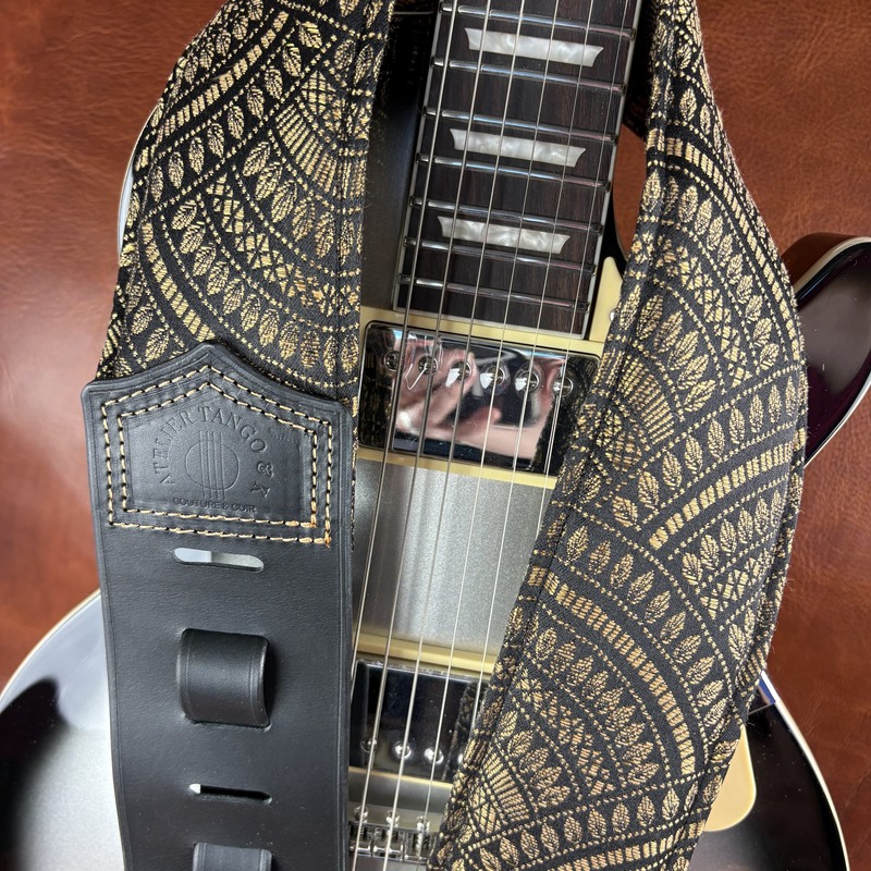 Sangle de guitare artisanale en cuir et tissu jacquard noir et or Ker'Rock atelier Tango&K (7)