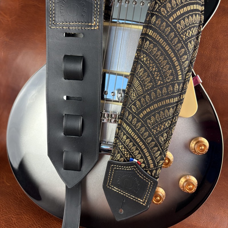 Sangle de guitare artisanale en cuir et tissu jacquard noir et or Ker'Rock atelier Tango&K (8)
