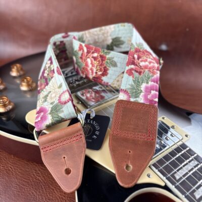 Sangle de guitare artisanale en tissu japonais et cuir Botan no shirabe atelier Tango&K pièce unique (12)