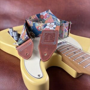 Sangle de guitare artisanale en tissu japonais et cuir Hana no Mai atelier Tango&K pièce unique (1)