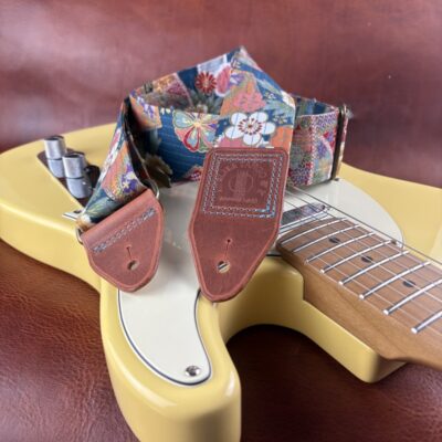 Sangle de guitare artisanale en tissu japonais et cuir Hana no Mai atelier Tango&K pièce unique (1)