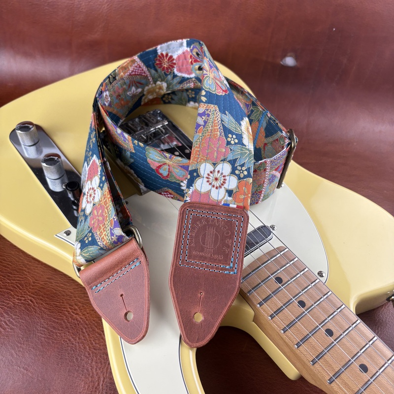 Sangle de guitare artisanale en tissu japonais et cuir Hana no Mai atelier Tango&K pièce unique (2)