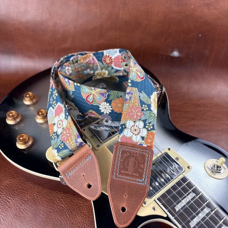 Sangle de guitare artisanale en tissu japonais et cuir Hana no Mai atelier Tango&K pièce unique (5)