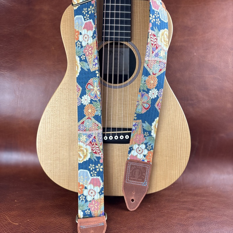 Sangle de guitare artisanale en tissu japonais et cuir Hana no Mai atelier Tango&K pièce unique (6)