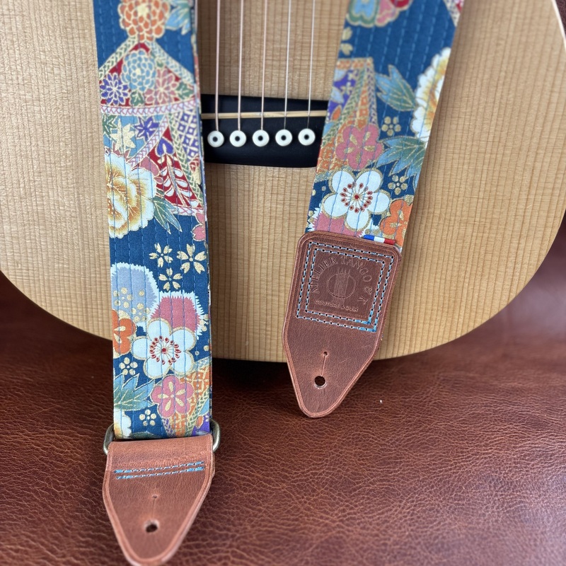 Sangle de guitare artisanale en tissu japonais et cuir Hana no Mai atelier Tango&K pièce unique (7)