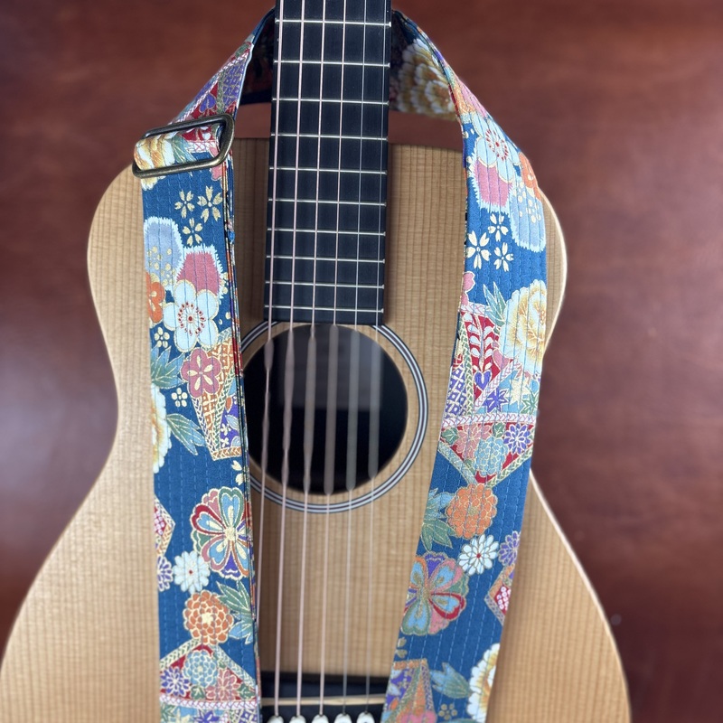 Sangle de guitare artisanale en tissu japonais et cuir Hana no Mai atelier Tango&K pièce unique (8)