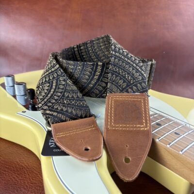 Sangle de guitare artisanale en tissu japonais et cuir Kin no Sazanami atelier Tango&K pièce unique (4)