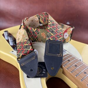 Sangle de guitare artisanale en tissu japonais et cuir Nishiki no Hana atelier Tango&K pièce unique (4)