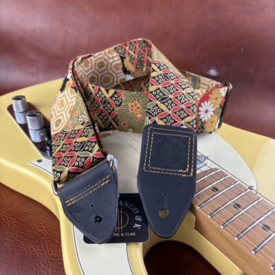 Sangle de guitare artisanale en tissu japonais et cuir Nishiki no Hana atelier Tango&K pièce unique (4)
