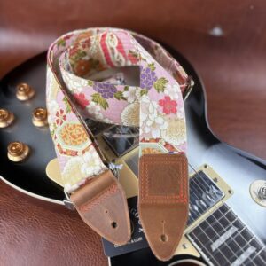 Sangle de guitare artisanale en tissu japonais et cuir Sakura no Uta atelier Tango&K pièce unique (5)
