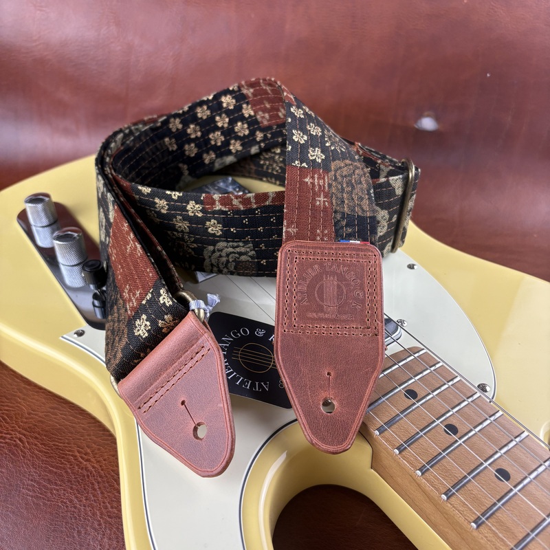 Sangle de guitare artisanale en tissu japonais et cuir Shizuka no Hana atelier Tango&K pièce unique (1)