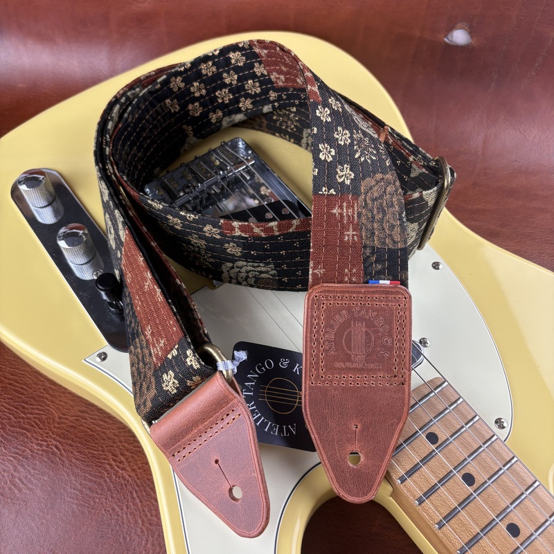 Sangle de guitare artisanale en tissu japonais et cuir Shizuka no Hana atelier Tango&K pièce unique (2)