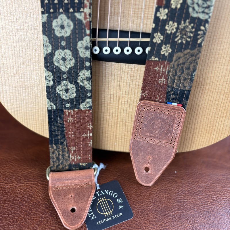 Sangle de guitare artisanale en tissu japonais et cuir Shizuka no Hana atelier Tango&K pièce unique (8)