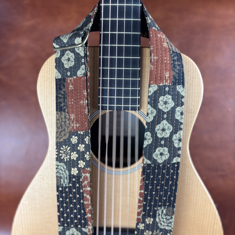 Sangle de guitare artisanale en tissu japonais et cuir Shizuka no Hana atelier Tango&K pièce unique (9)
